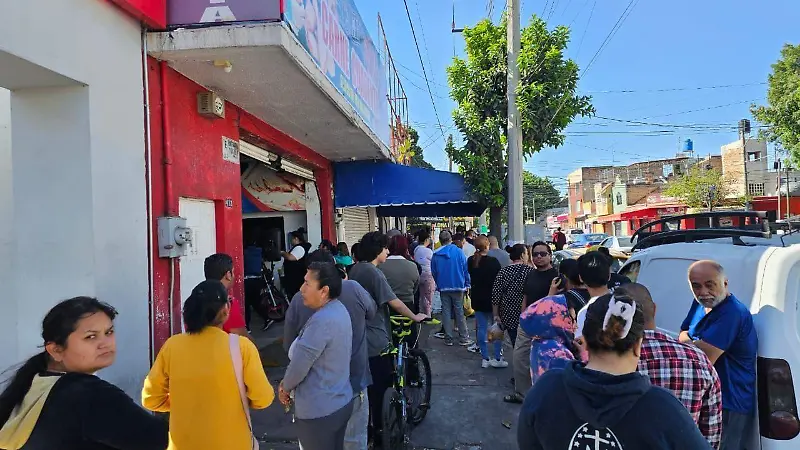 Filas en negocios de la colonia San Juan Bosco